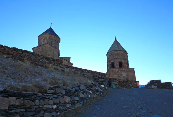 Iglesia Gergeti cerca de la aldea Kazbegi, Georgia —  Fotos de Stock