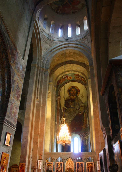 姆茨赫塔-2015 年 5 月 4 日。内部的 Svetitskhoveli 大教堂在姆茨赫塔 — 图库照片