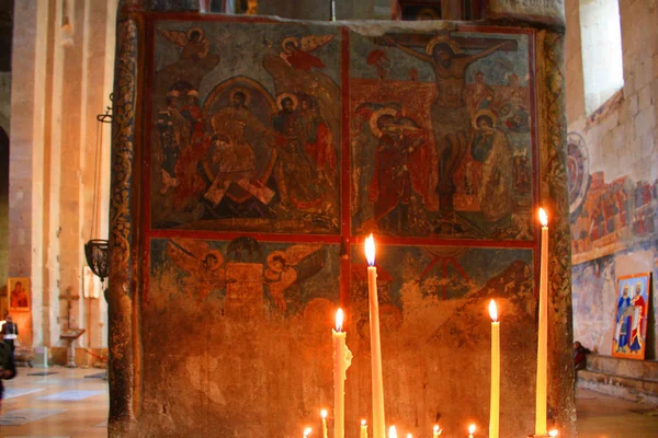 Mtskheta - 4 de maio de 2015. Luz de velas na Catedral Svetitskhoveli em Mtskheta — Fotografia de Stock