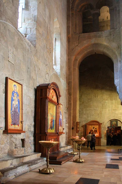 Mtskheta - 4 de maio de 2015. Interior da Catedral Svetitskhoveli em Mtskheta — Fotografia de Stock