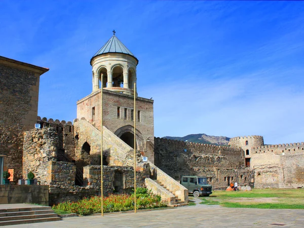 Sur le territoire de la cathédrale Svetitskhoveli à Mtskheta — Photo