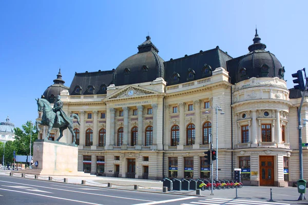 Бібліотека університету Центральної і пам'ятник Керол я у Бухаресті, Румунія — стокове фото