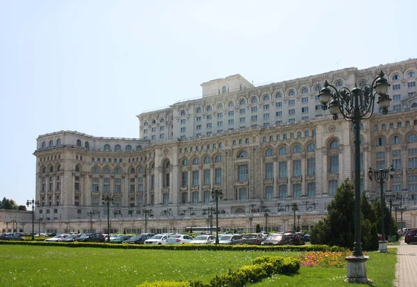 Будівля парламенту в Бухаресті, Румунія — стокове фото