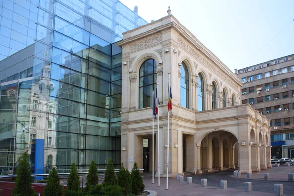 Kortárs épület (építészeti stílusok keverése) Bukarestben, Romániában — Stock Fotó