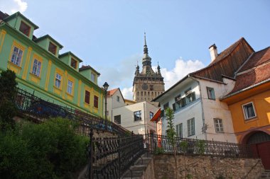 Sighisoara - 3 Mayıs 2017. Romanya 'nın Sighisoara kentindeki saat kulesi