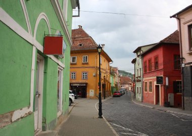 Sighisoara - 3 Mayıs 2017. Romanya 'nın Sighisoara kentinde renkli evler