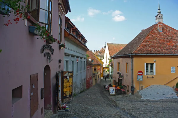 Sighisoara - 3 de mayo de 2017. Casas coloridas en Sighisoara, Rumania —  Fotos de Stock