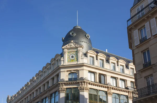 Фасад парижского дома — стоковое фото
