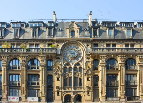 La fachada de la casa parisina — Foto de Stock