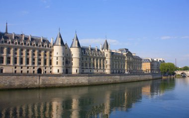 Paris'te Cite adasında eski hapishane (Conciergerie Sarayı)