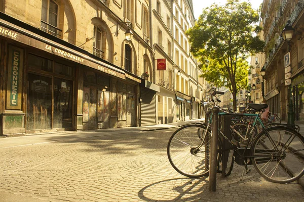 Париж - 27 травня 2017 року. Ранок вулиці з велосипедів в Парижі — стокове фото