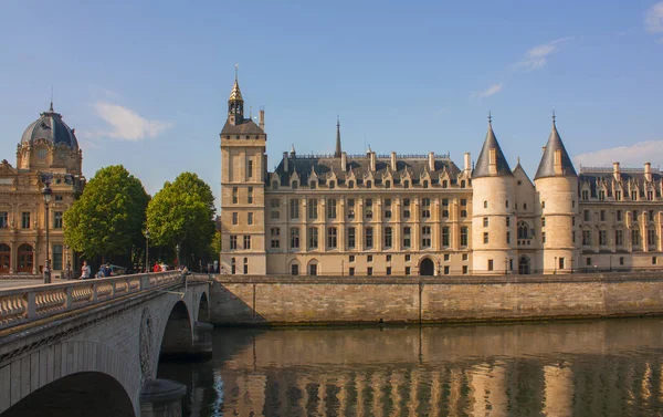 Paris - May 27, 2017. The old prison on the island of Cit in Paris — Stock Photo, Image