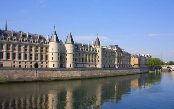 A régi börtön (Conciergerie palota) a szigeten Cite Párizsban — Stock Fotó
