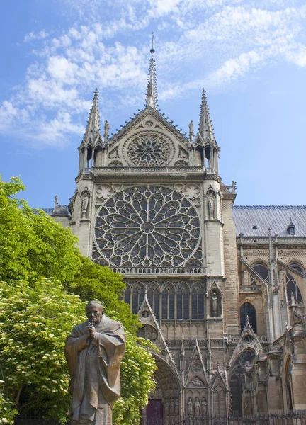 Собор Парижской Богоматери и скульптура Папы Римского Павла, Париж — стоковое фото