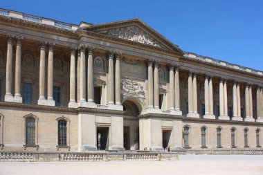 Paris - 27 Mayıs 2017. Paris Louvre Müzesi Binası