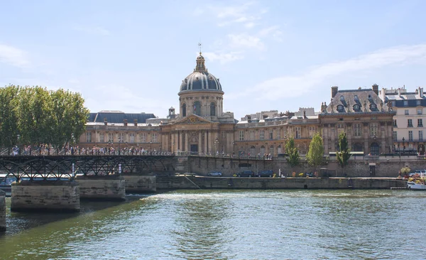 Il ponte sulla Senna e l'Istituto di Francia a Parigi — Foto Stock