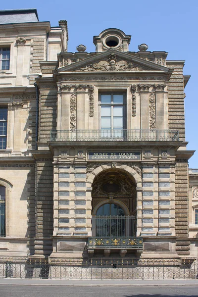 Paris - May 27, 2017. The building of the Louvre Museum in Paris — Stock Photo, Image