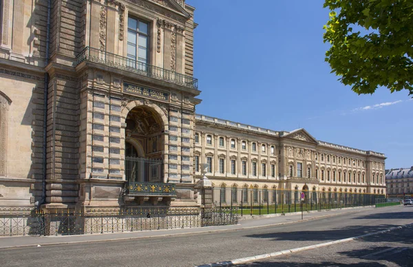 Le bâtiment du Musée du Louvre à Paris — Photo