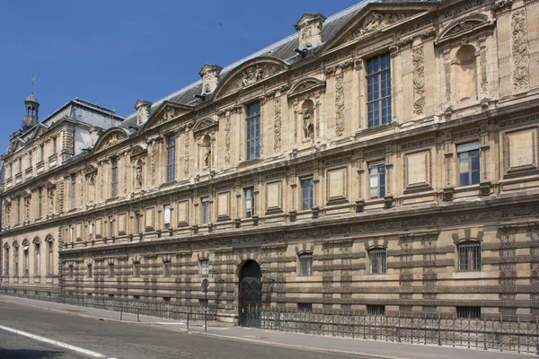 París - 27 de mayo de 2017. El edificio del Museo del Louvre en París —  Fotos de Stock