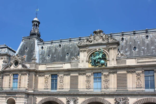 Фрагмент музея Лувра в Париже — стоковое фото