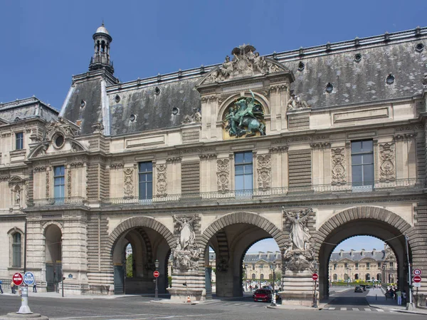 París - 27 de mayo de 2017. Entrada en el Museo del Louvre de París — Foto de Stock