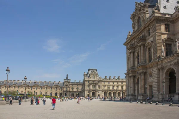 Párizs - május 27-én, 2017. A párizsi Louvre Múzeum — Stock Fotó
