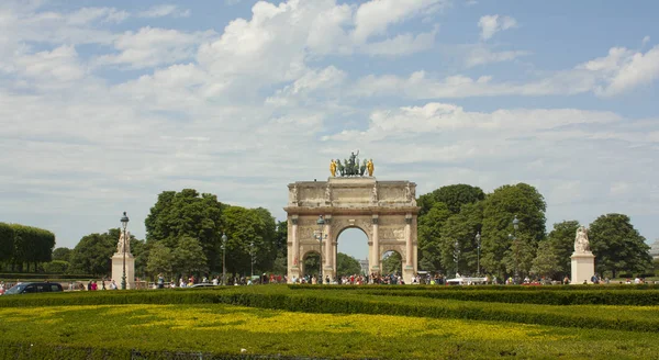 Párizs - május 27-én, 2017. Arc de Triomphe, a Louvre Múzeummal szemben — Stock Fotó