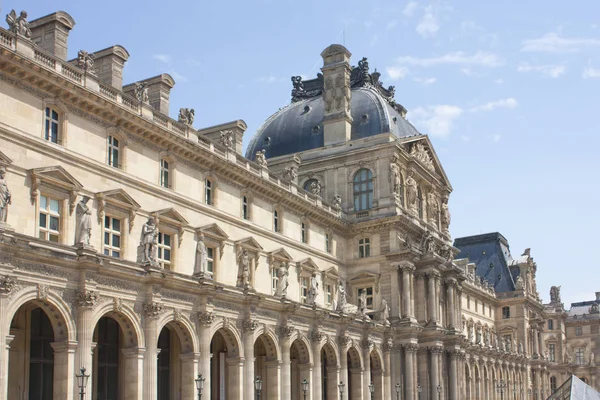 París - 27 de mayo de 2017. Museo del Louvre en París — Foto de Stock
