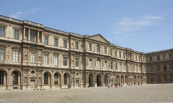París - 27 de mayo de 2017. Patio del Museo del Louvre en París —  Fotos de Stock