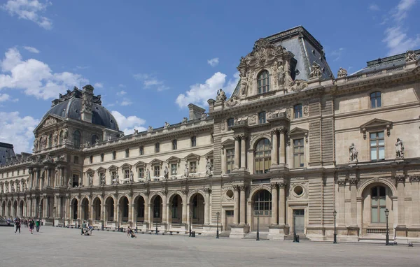 París - 27 de mayo de 2017. Museo del Louvre en París — Foto de Stock