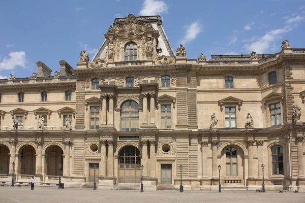 París - 27 de mayo de 2017. Museo del Louvre en París — Foto de Stock