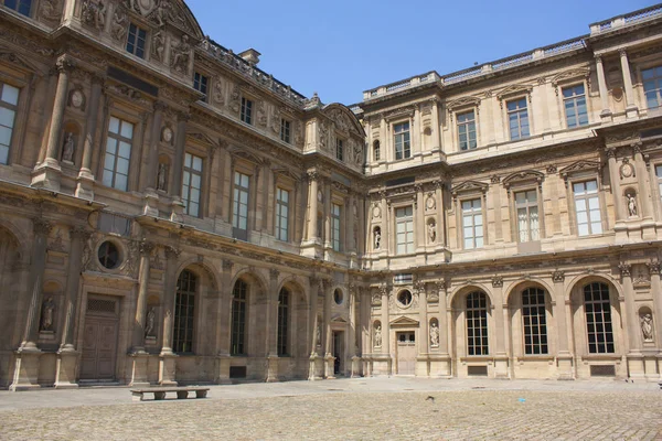 París - 27 de mayo de 2017. Patio del Museo del Louvre en París — Foto de Stock