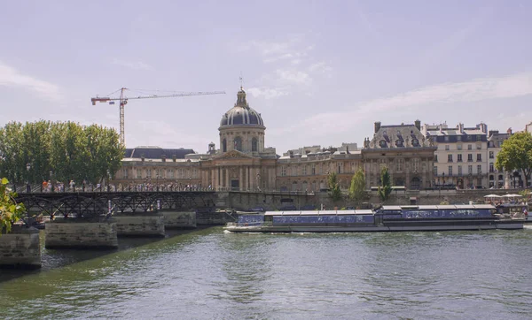 セーヌ川とパリでフランスの研究所を渡る橋 — ストック写真