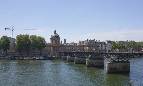 セーヌ川とパリでフランスの研究所を渡る橋 — ストック写真