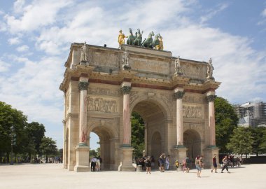 Paris - 27 Mayıs 2017. Arc de Triomphe karşısında Louvre Müzesi