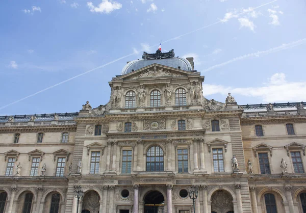 París - 27 de mayo de 2017. Fragmento del Museo del Louvre en París —  Fotos de Stock