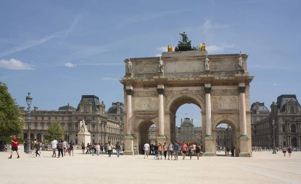 París - 27 de mayo de 2017. Arco del Triunfo frente al Museo del Louvre — Foto de Stock