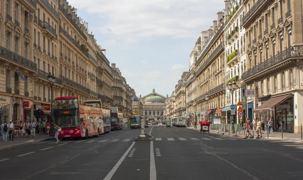 Paris - 27 Mayıs 2017. Yol Opera veya Palace Garnier, Paris — Stok fotoğraf