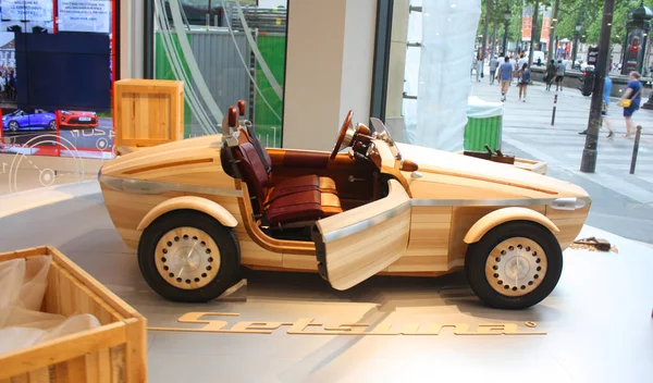 Автомобиль с деревянным футляром в салоне Toyota, Париж — стоковое фото