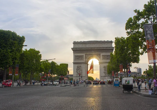 巴黎-2017 年 5 月 27 日。在巴黎香榭丽舍大道上的凯旋门 — 图库照片