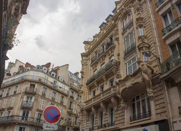 La facciata della casa parigina — Foto Stock