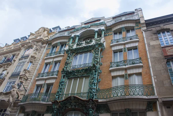 Фасад парижского дома — стоковое фото