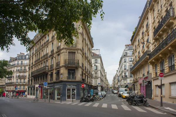 Paris - May 27, 2017. Montmartre Street in Paris — Stock Photo, Image