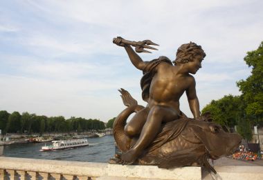 Paris üzerinde Alexander III Köprüsü heykel