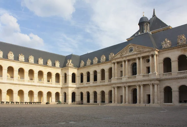 Binnenplaats van het bejaardentehuis (militaire museum) in Parijs — Stockfoto