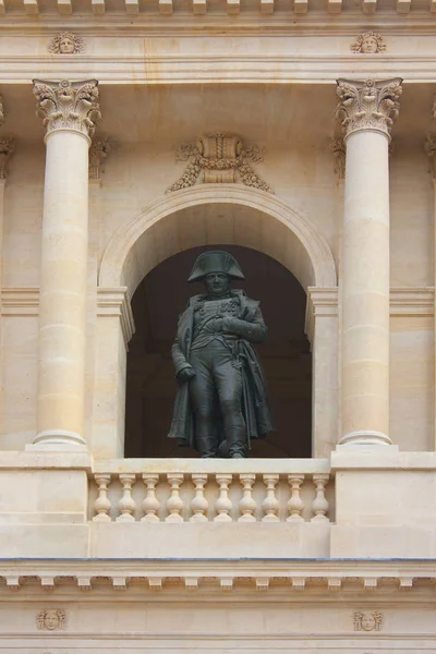 Socha Napoleona v domově důchodců (vojenské muzeum) v Paříži — Stock fotografie