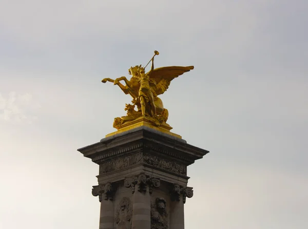 Sculptuur op de brug van Alexander Iii in Parijs — Stockfoto