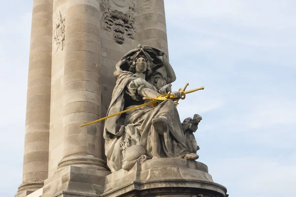 Escultura na Ponte de Alexandre III em Paris — Fotografia de Stock