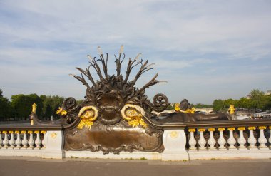 Paris üzerinde Alexander III Köprüsü heykel