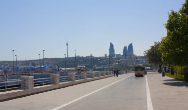 Bakü - 10 Haziran 2017. Primorsky Boulevard ve alev kuleleri Bakıda Panoraması